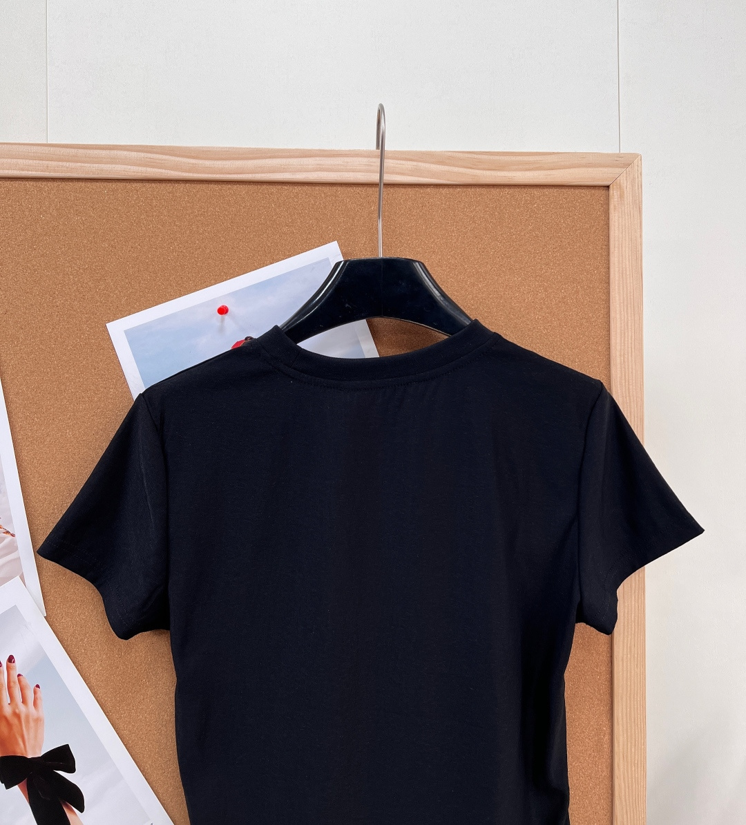 🆕 ACNE STUDIO 做旧正肩修身短袖T恤复古基调 + 品牌基因印花呈现出明显做旧感,字体边缘不规 🆕 ACNE STUDIO 做旧正肩修身短袖T恤复古基调 + 品牌基因印花呈现出明显做旧感,字体边缘不规