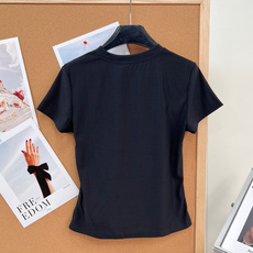 🆕 ACNE STUDIO 做旧正肩修身短袖T恤复古基调 + 品牌基因印花呈现出明显做旧感,字体边缘不规 🆕 ACNE STUDIO 做旧正肩修身短袖T恤复古基调 + 品牌基因印花呈现出明显做旧感,字体边缘不规