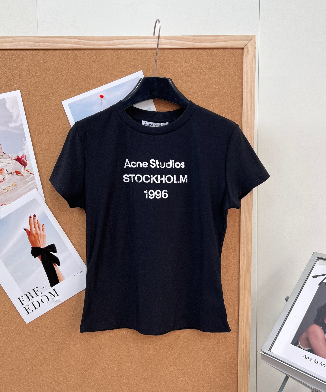 NO:798368,ACNE STUDIO 1996 distressed right-shoulder slim-fit short-sleeved T-shirt. Retro tone + brand gene. The printing shows a clear old feel. The edges of the font are irregular, with wear and mottled effects, as if it has been baptized by the years and is not a new and smooth printing state. This treatment weakens the sharpness and gives the T-shirt a retro casual atmosphere. It is in line with the current popular retro trend and adds a unique charm. The slightly loose right-shoulder round neck design is slim-fitting and is a style with just the right casual and fashionable feel.  The retro fashion letter print enhances the fun, and it is a versatile style with online looks. It can be used for commuting in the workplace or daily outings. The overall sense of relaxation and temperament ~ many bloggers are wearing a T, which is simple, fashionable and elegant. Each distressing treatment is done by hand, and the subtle color fading and wear marks cannot be copied. The ACNE STUDIO 1996 series is not a replica, but a redefinition of 'new and old'. Complete with three standards and two colors!  Size sml code,acne studios,dior,T-shirt,tees,t-shirt,19860909ACNE STUDIO 1996做旧正肩修身短袖T恤 复古基调 + 品牌基因 印花呈现出明显做旧感,字体边缘不规整,有磨损、斑驳效果,像是历经岁月洗礼,不是崭新平滑的印刷状态,这种处理弱化了锐利感,赋予T恤复古随性氛围,契合当下流行的复古风潮,增添独特韵味. 微松量正肩圆领设计,偏修身的,属于休闲时髦感刚刚好的款式 复古fashion的字母印花提升趣味性,颜值在线的百搭款 职场通勤／日常出街都拿捏 整体松弛感,敲有气质～很多博主都在穿的一款T,简约时尚又大气 每件做旧处理皆由手工完成,细微的色落与磨损痕迹无法复制.ACNE STUDIO 1996系列并非复刻,而是一次对‘新与旧’的重新定义.三标齐全,两色出！ 尺码sml 编码,,acne studios,dior,T-shirt,tees，t-shirt,,Women's clothing