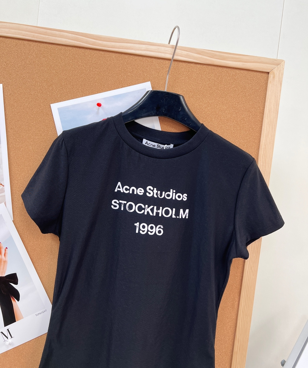 🆕 ACNE STUDIO 做旧正肩修身短袖T恤复古基调 + 品牌基因印花呈现出明显做旧感,字体边缘不规 🆕 ACNE STUDIO 做旧正肩修身短袖T恤复古基调 + 品牌基因印花呈现出明显做旧感,字体边缘不规