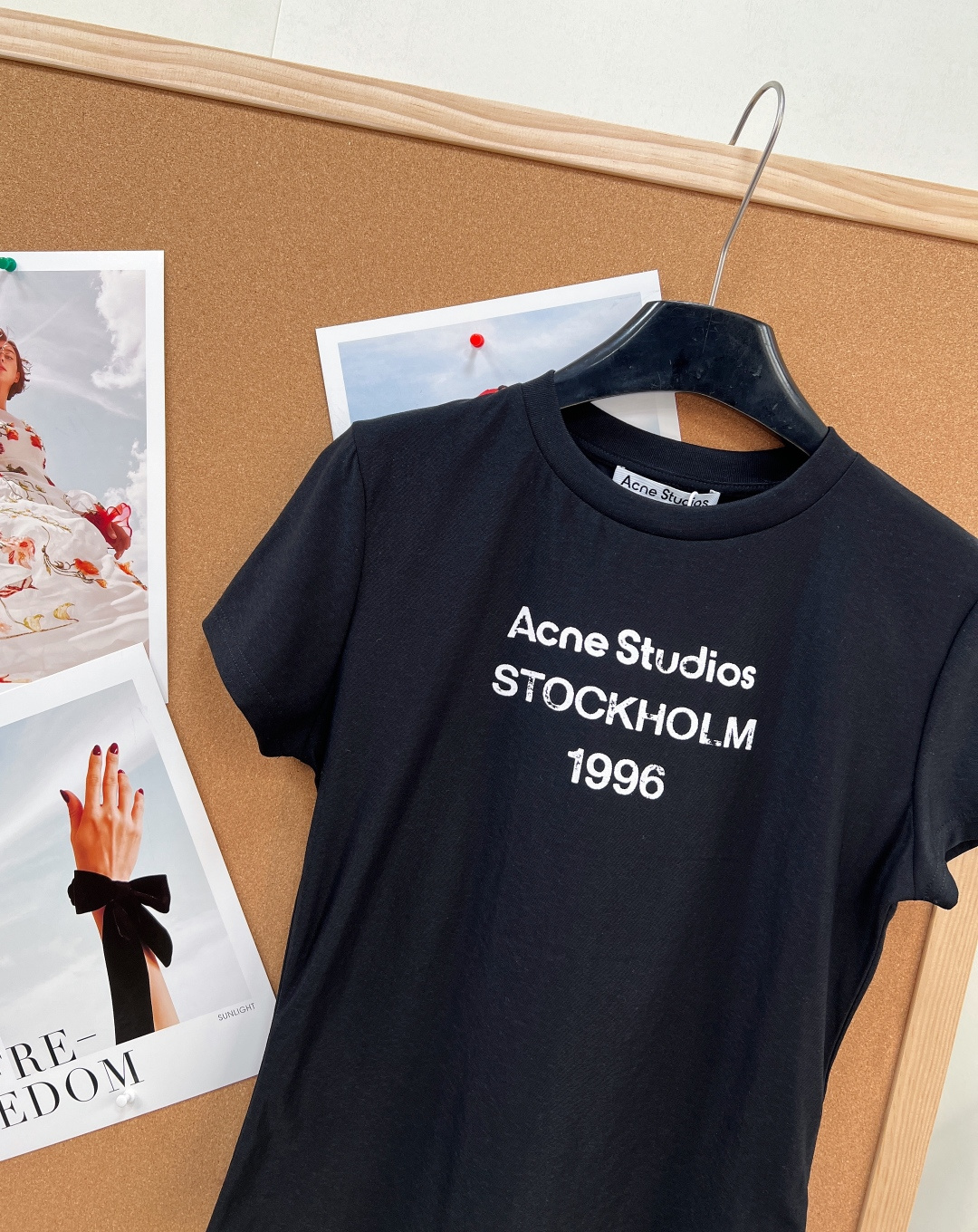 🆕 ACNE STUDIO 做旧正肩修身短袖T恤复古基调 + 品牌基因印花呈现出明显做旧感,字体边缘不规 🆕 ACNE STUDIO 做旧正肩修身短袖T恤复古基调 + 品牌基因印花呈现出明显做旧感,字体边缘不规