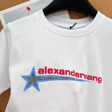 🆕ALEXANDERWANG 大王正肩修身星形图案烫钻短袖T恤。修身版型勾勒利落线条,显瘦显比例,性感与 🆕ALEXANDERWANG 大王正肩修身星形图案烫钻短袖T恤。修身版型勾勒利落线条,显瘦显比例,性感与