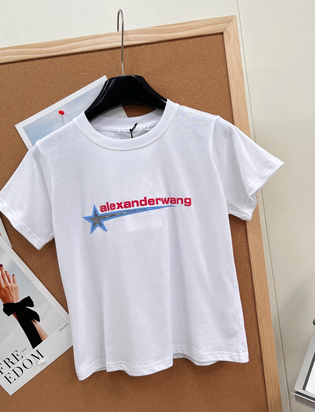 🆕ALEXANDERWANG 大王正肩修身星形图案烫钻短袖T恤。修身版型勾勒利落线条,显瘦显比例,性感与 🆕ALEXANDERWANG 大王正肩修身星形图案烫钻短袖T恤。修身版型勾勒利落线条,显瘦显比例,性感与