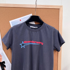 🆕ALEXANDERWANG 大王正肩修身星形图案烫钻短袖T恤。修身版型勾勒利落线条,显瘦显比例,性感与 🆕ALEXANDERWANG 大王正肩修身星形图案烫钻短袖T恤。修身版型勾勒利落线条,显瘦显比例,性感与