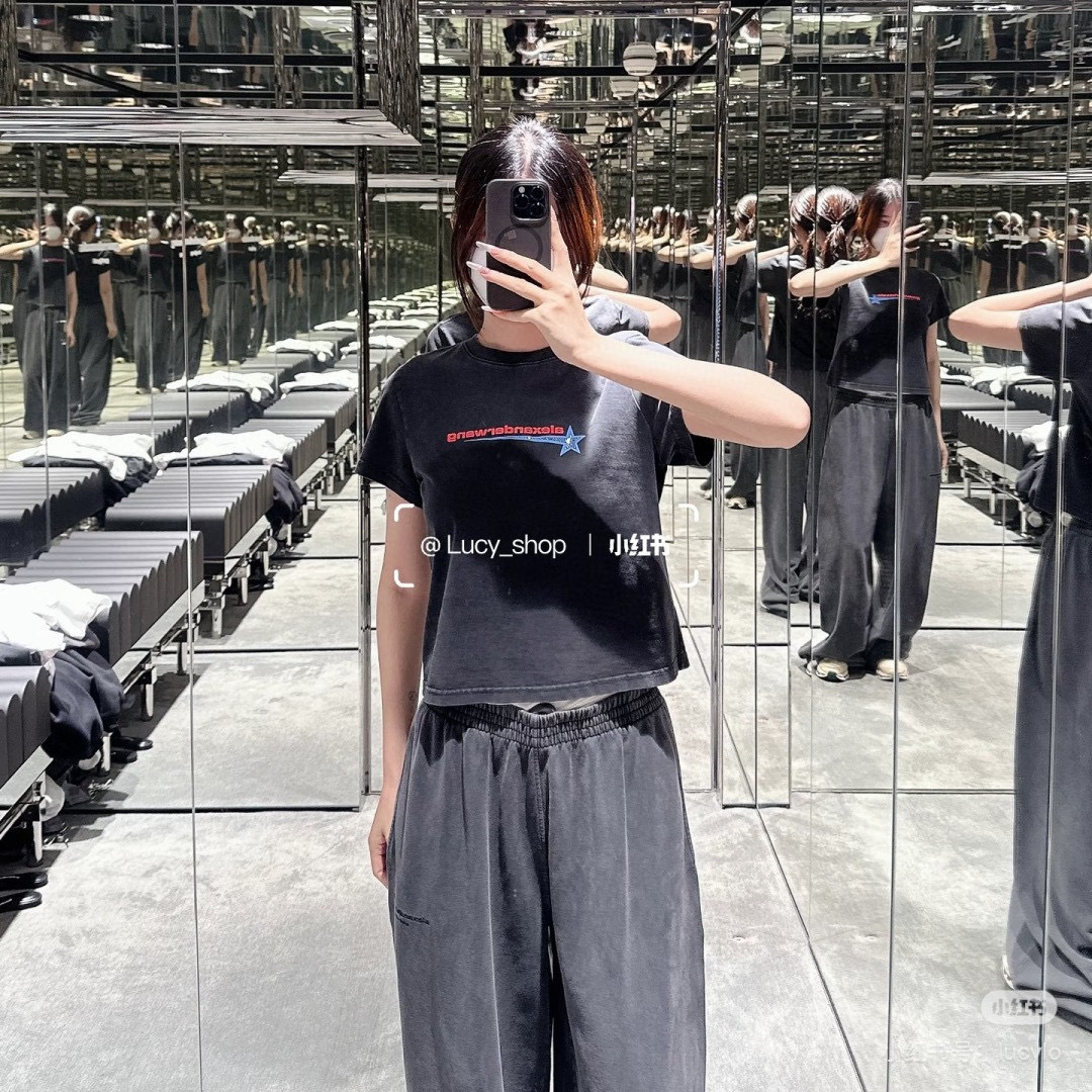 NO:798378,The slim version looks slim when worn alone or looks classy when layered.,,19860909修身版 单穿显瘦、内搭叠穿都高级.,,,Women's clothing