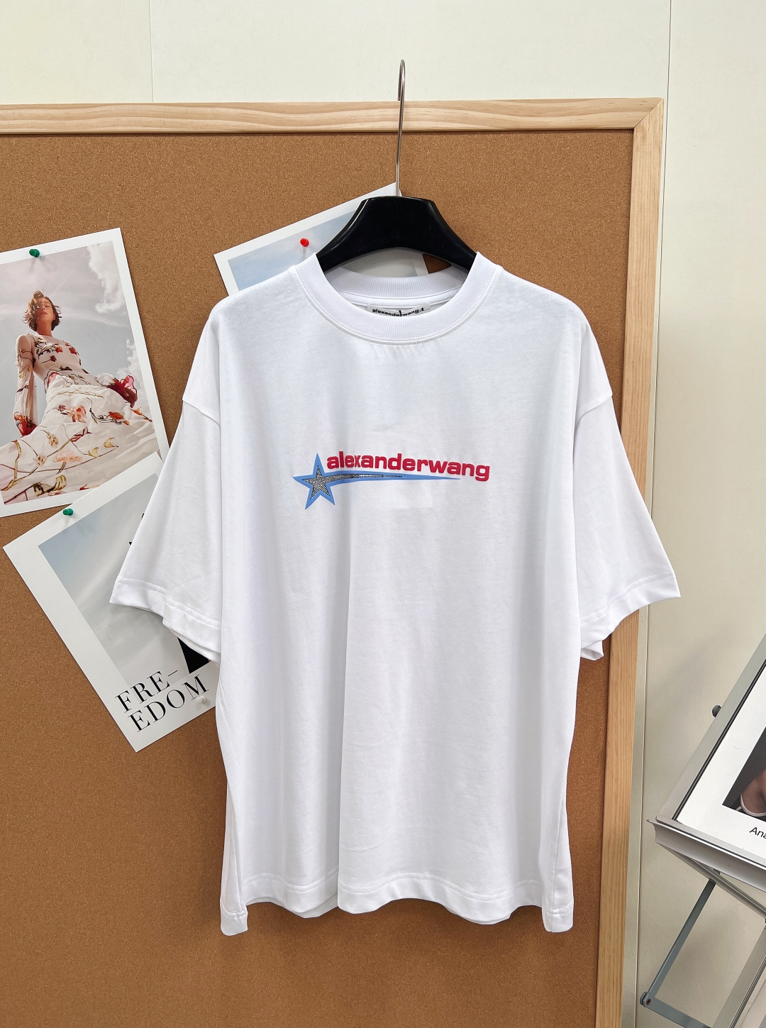 NO:798380,ALEXANDERWANG short-sleeved T-shirt with star-shaped pattern and rhinestones. Loose fit, casual and relaxed ceiling, King's signature silhouette. Neat star-shaped rhinestones, low-key and high-gloss, not picky about the figure, showing slimming, lazy and noble. Loose dropped shoulders + neat tailoring, fashionable when worn alone, high-end when layered, easy to wear with an effortless sense of street elegance. Classic black and white two-color, can be worn in all seasons. Clean when worn alone, high-end when layered  Suitable for daily use, commuting, and going out in one piece. Easily wear it with a king-like minimalist and high-end feel. Black｜Cool and neat, versatile. White｜Refreshing and clean, with a youthful look. The loose version is lazy and covers the flesh, casual and fashionable. Pair it with jeans or casual pants. Easily get an American retro style. Fashionable and comfortable!  !  Three standards are complete, two colors are outstanding!  Size sml code A,,alexander wang,jeans,T-shirt,tees,t-shirt,19860909ALEXANDERWANG 大王星形图案烫钻短袖T恤. 宽松版型,随性松弛感天花板,大王标志性廓形.利落星形烫钻,低调又自带高光, 不挑身材、藏肉显瘦,慵懒又显贵. 宽松落肩+利落剪裁,单穿时髦、叠穿高级, 轻松穿出不费力的街头贵气感. 黑白经典双色,四季都能搭 单穿干净,叠穿高级 日常、通勤、出街一件搞定 轻松穿出大王式极简高级感 黑色｜酷感利落,百搭不出错 白色｜清爽干净,少年感拉满 宽松版慵懒遮肉,随性时髦 搭配牛仔裤或休闲裤 轻松get美式复古 时尚与舒适兼具！！三标齐全,两色出！ 尺码sml 编码A,,alexander wang,jeans,T-shirt,tees，t-shirt,,Women's clothing