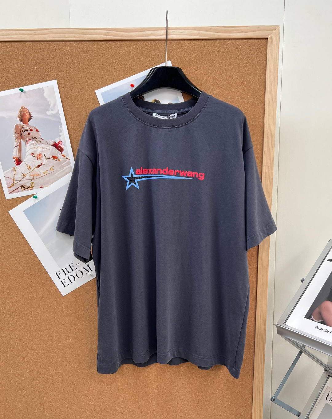 NO:798384,ALEXANDERWANG short-sleeved T-shirt with star-shaped pattern and rhinestones. Loose fit, casual and relaxed ceiling, King's signature silhouette. Neat star-shaped rhinestones, low-key and high-gloss, not picky about the figure, showing slimming, lazy and noble. Loose dropped shoulders + neat tailoring, fashionable when worn alone, high-end when layered, easy to wear with an effortless sense of street elegance. Classic black and white two-color, can be worn in all seasons. Clean when worn alone, high-end when layered  Suitable for daily use, commuting, and going out in one piece. Easily wear it with a king-like minimalist and high-end feel. Black｜Cool and neat, versatile. White｜Refreshing and clean, with a youthful look. The loose version is lazy and covers the flesh, casual and fashionable. Pair it with jeans or casual pants. Easily get an American retro style. Fashionable and comfortable!  !  Three standards are complete, two colors are outstanding!  Size sml code,,alexander wang,jeans,T-shirt,tees,t-shirt,19860909ALEXANDERWANG 大王星形图案烫钻短袖T恤. 宽松版型,随性松弛感天花板,大王标志性廓形.利落星形烫钻,低调又自带高光, 不挑身材、藏肉显瘦,慵懒又显贵. 宽松落肩+利落剪裁,单穿时髦、叠穿高级, 轻松穿出不费力的街头贵气感. 黑白经典双色,四季都能搭 单穿干净,叠穿高级 日常、通勤、出街一件搞定 轻松穿出大王式极简高级感 黑色｜酷感利落,百搭不出错 白色｜清爽干净,少年感拉满 宽松版慵懒遮肉,随性时髦 搭配牛仔裤或休闲裤 轻松get美式复古 时尚与舒适兼具！！三标齐全,两色出！ 尺码sml 编码,,alexander wang,jeans,T-shirt,tees，t-shirt,,Women's clothing