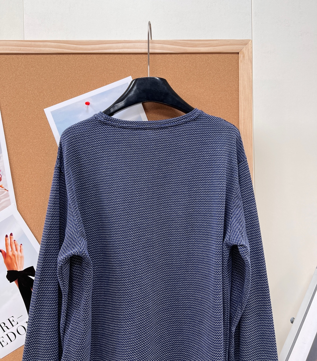 🆕Miu Miu 26新品藏蓝色提花长袖T恤 。甄选藏蓝色棉质平纹针织面料，以细腻提花工艺打造满幅肌理感