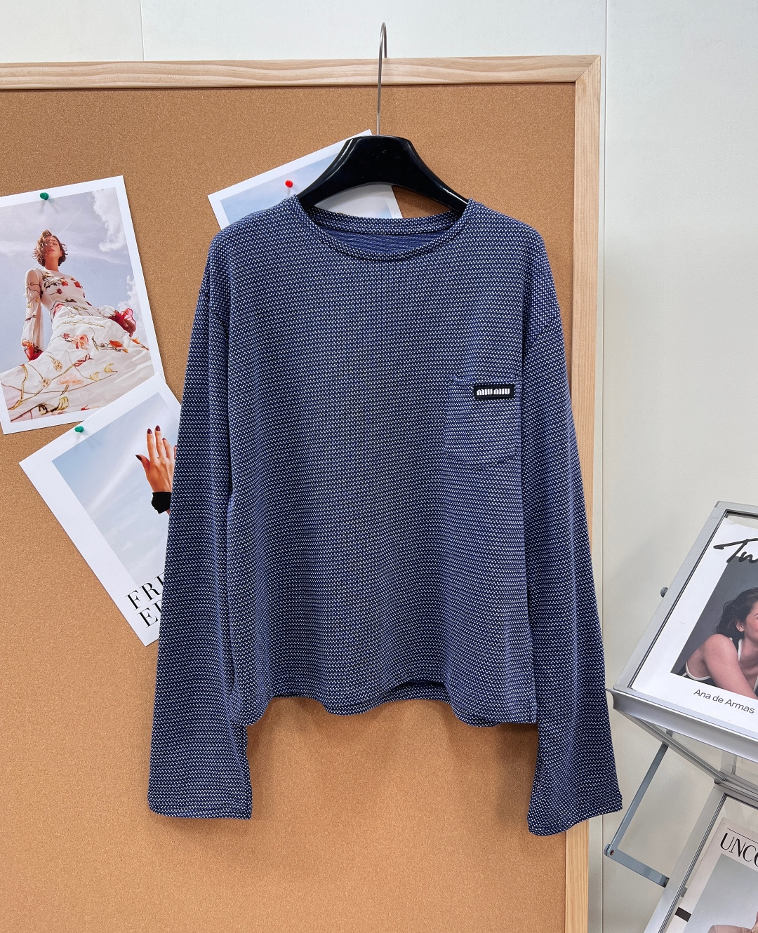 🆕Miu Miu 26新品藏蓝色提花长袖T恤 。甄选藏蓝色棉质平纹针织面料，以细腻提花工艺打造满幅肌理感