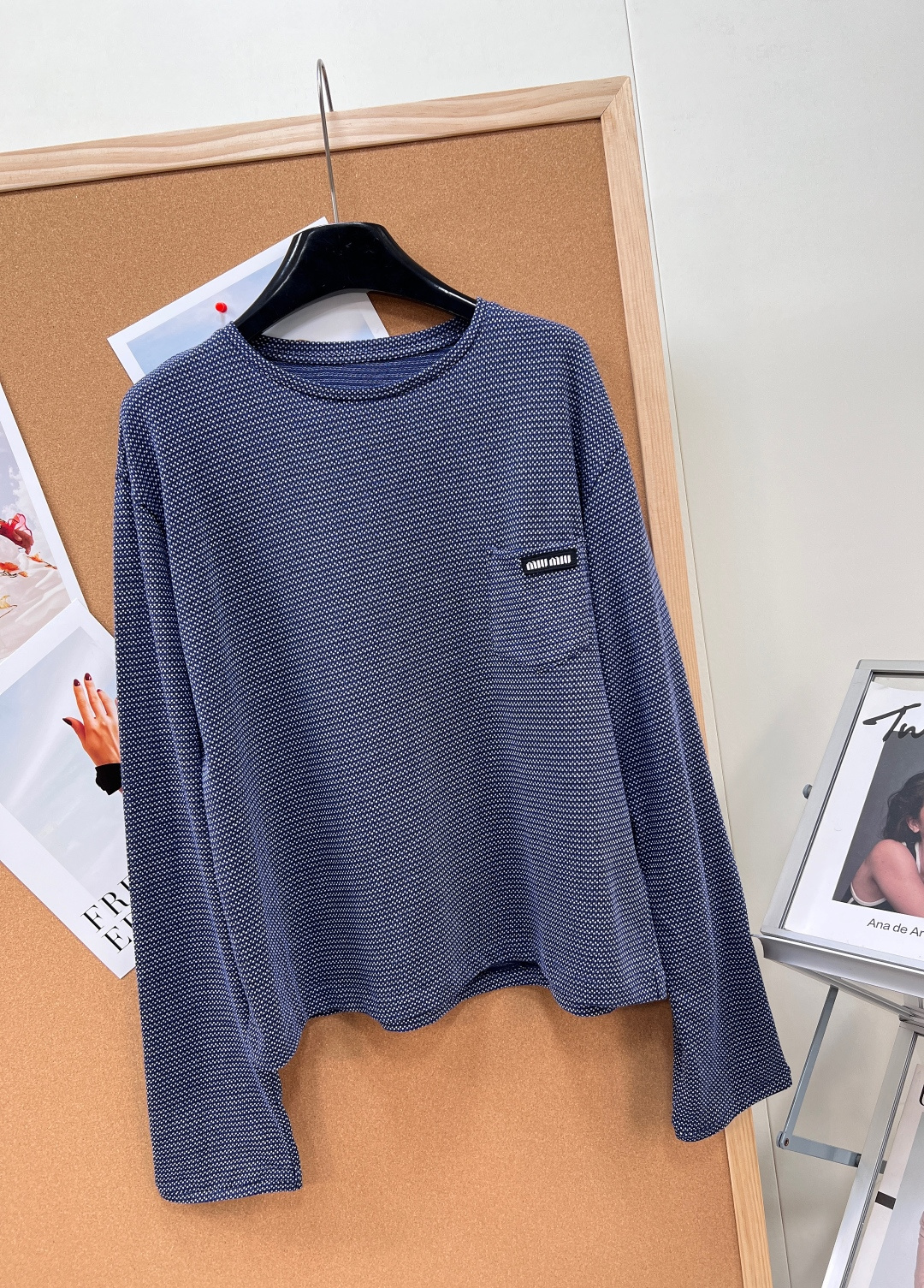 🆕Miu Miu 26新品藏蓝色提花长袖T恤 。甄选藏蓝色棉质平纹针织面料，以细腻提花工艺打造满幅肌理感