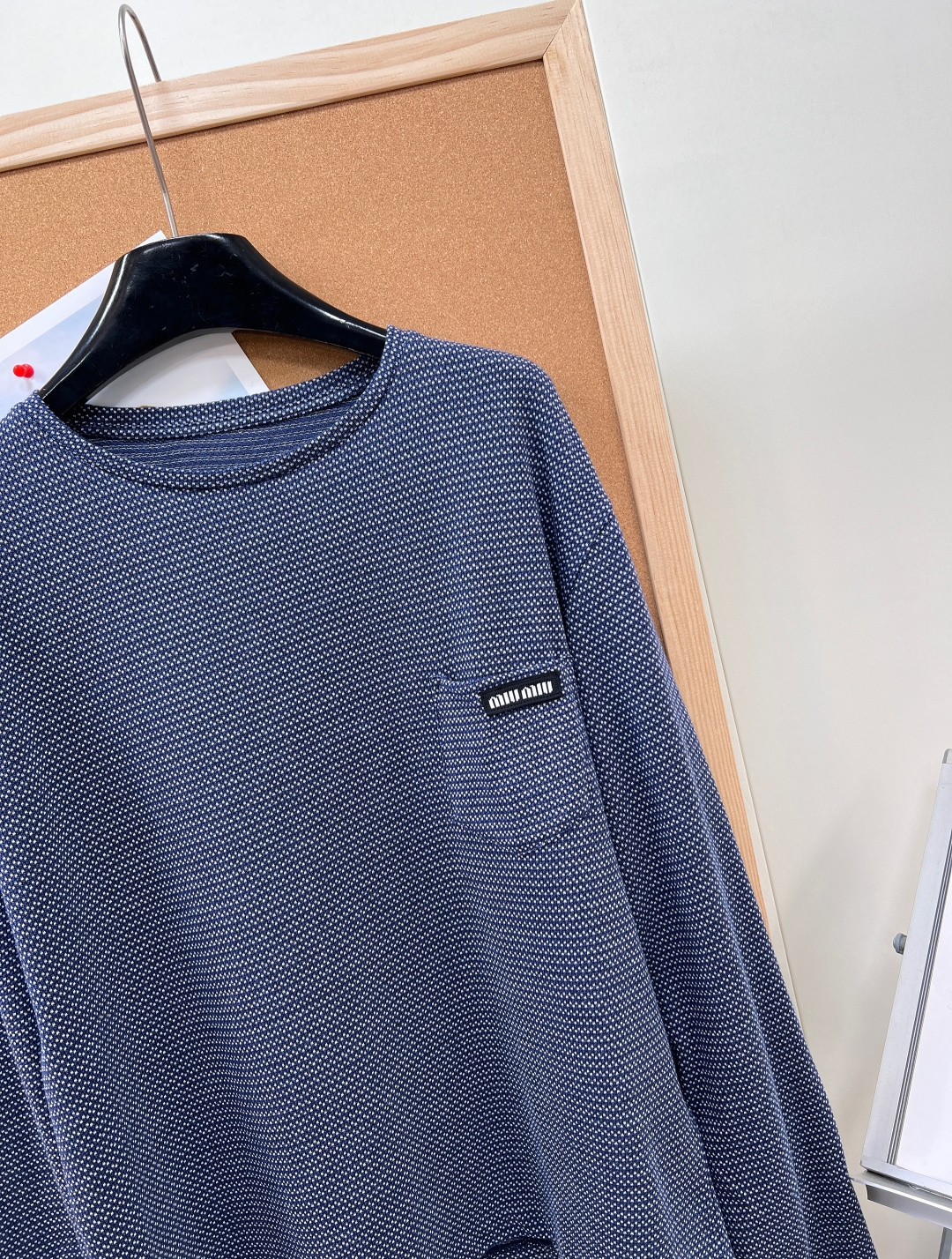 🆕Miu Miu 26新品藏蓝色提花长袖T恤 。甄选藏蓝色棉质平纹针织面料，以细腻提花工艺打造满幅肌理感