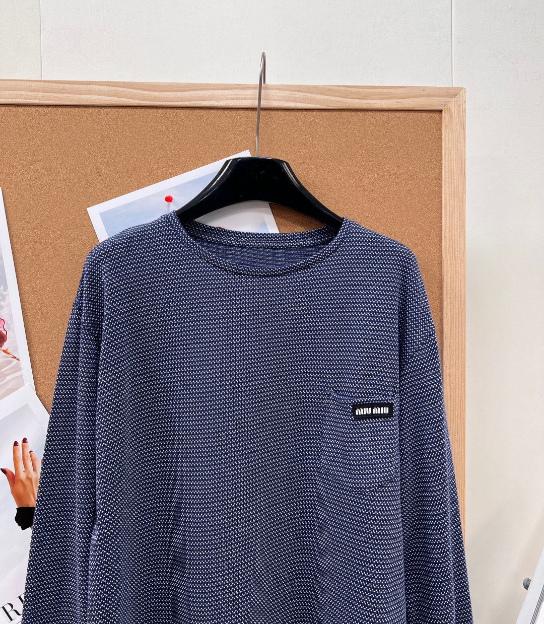 🆕Miu Miu 26新品藏蓝色提花长袖T恤 。甄选藏蓝色棉质平纹针织面料，以细腻提花工艺打造满幅肌理感