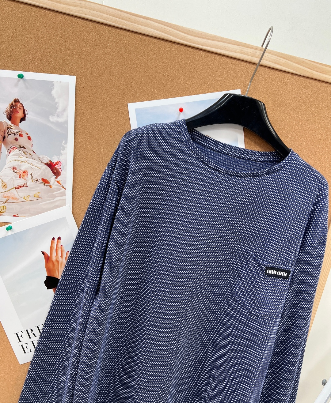 🆕Miu Miu 26新品藏蓝色提花长袖T恤 。甄选藏蓝色棉质平纹针织面料，以细腻提花工艺打造满幅肌理感