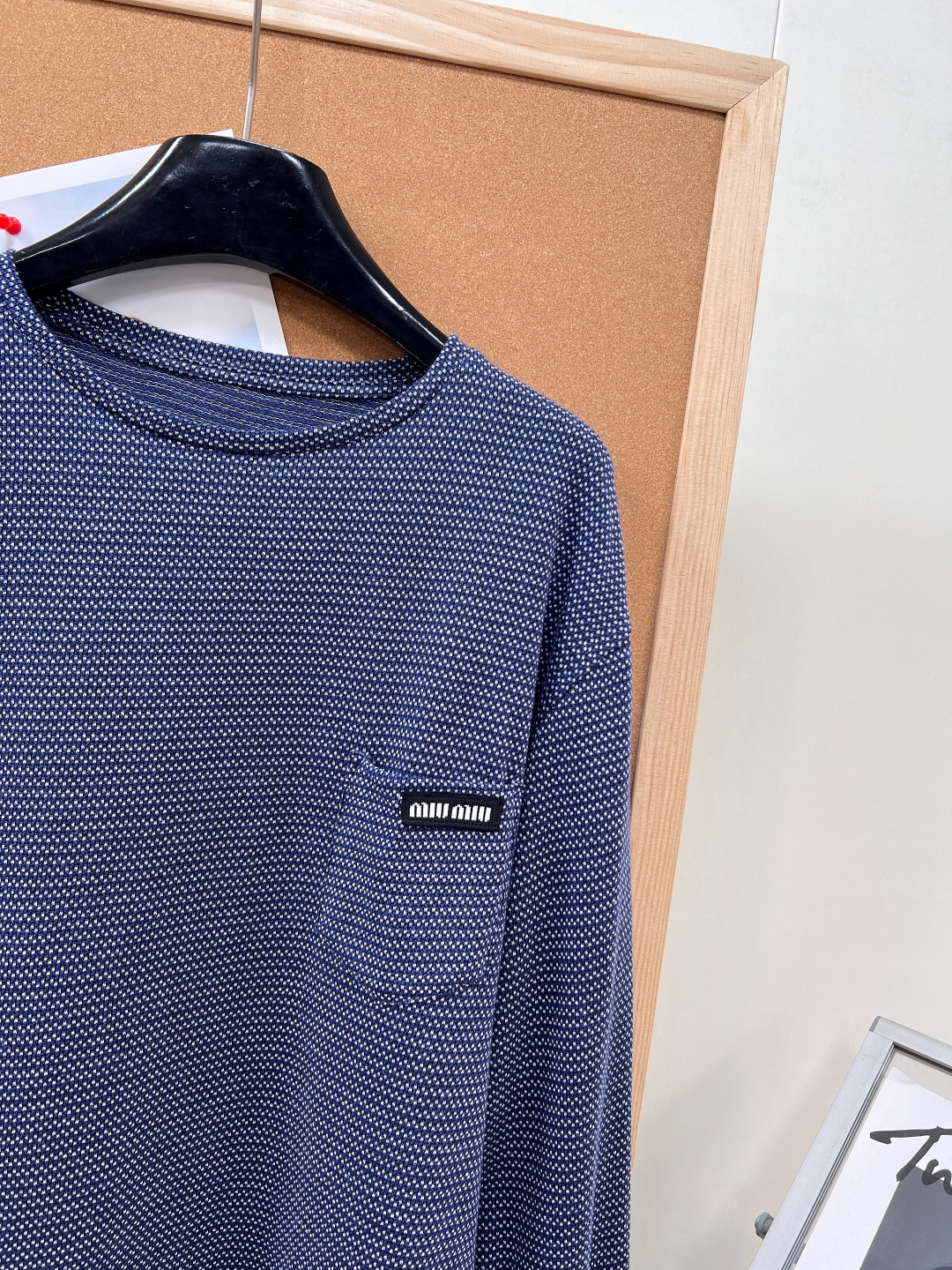 🆕Miu Miu 26新品藏蓝色提花长袖T恤 。甄选藏蓝色棉质平纹针织面料，以细腻提花工艺打造满幅肌理感