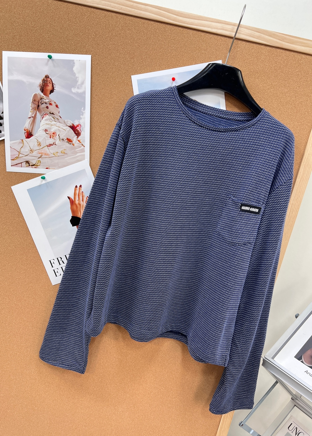 🆕Miu Miu 26新品藏蓝色提花长袖T恤 。甄选藏蓝色棉质平纹针织面料，以细腻提花工艺打造满幅肌理感