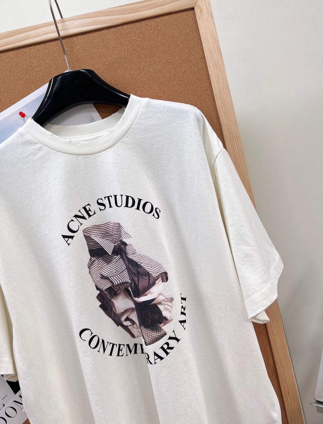 🆕 Acne Studios Contemporary Art T恤 ， 这是一件来自瑞典设计师品牌 A