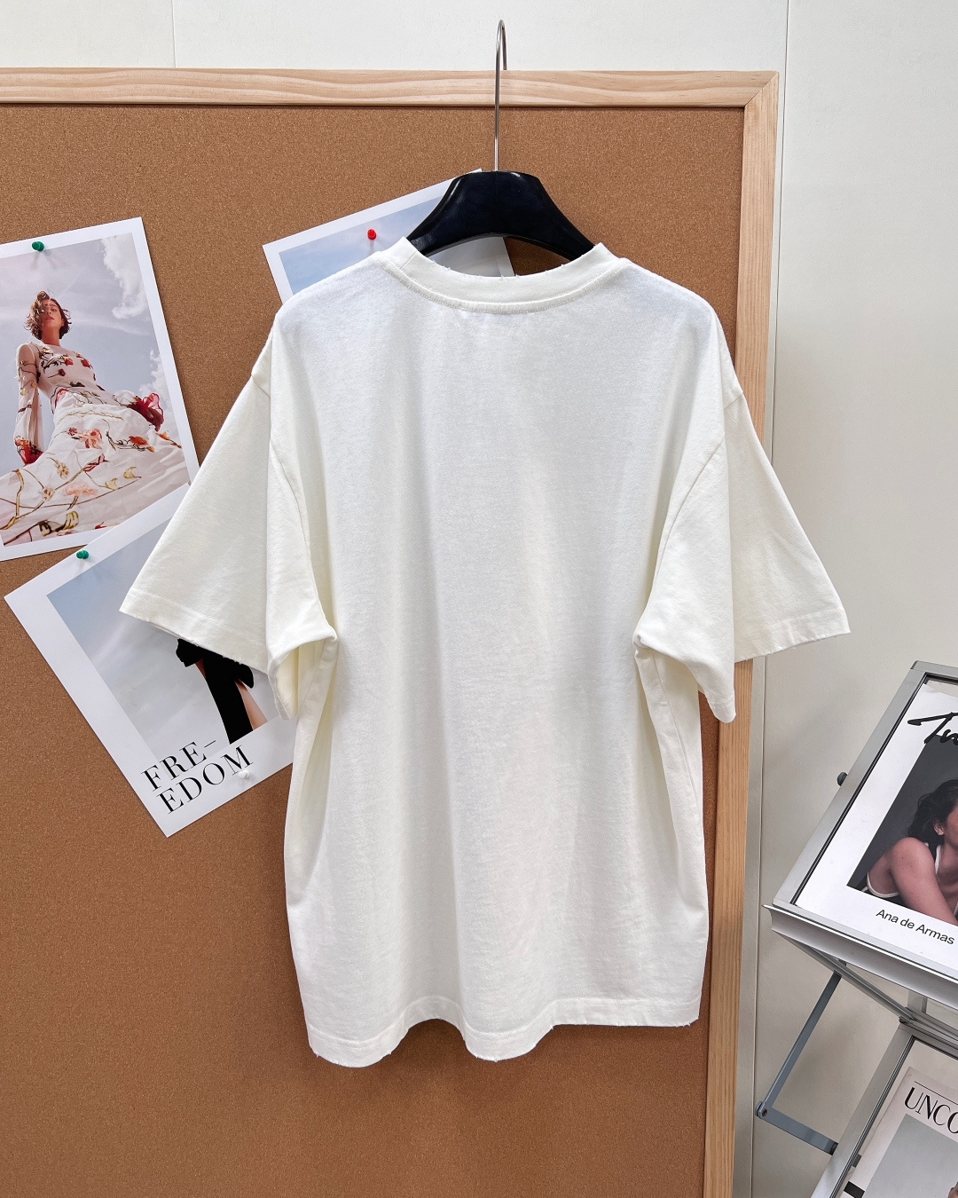 🆕 Acne Studios Contemporary Art T恤 ， 这是一件来自瑞典设计师品牌 A