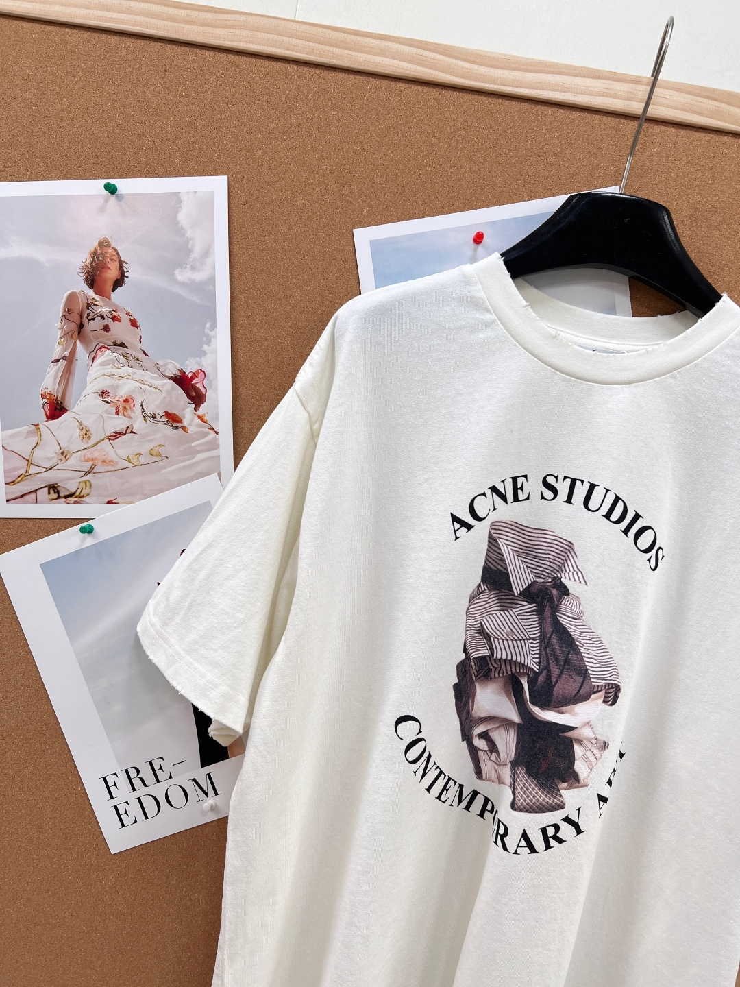 🆕 Acne Studios Contemporary Art T恤 ， 这是一件来自瑞典设计师品牌 A