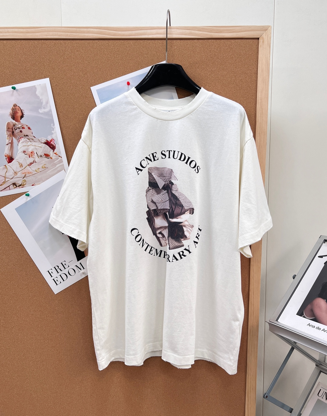 🆕 Acne Studios Contemporary Art T恤 ， 这是一件来自瑞典设计师品牌 A