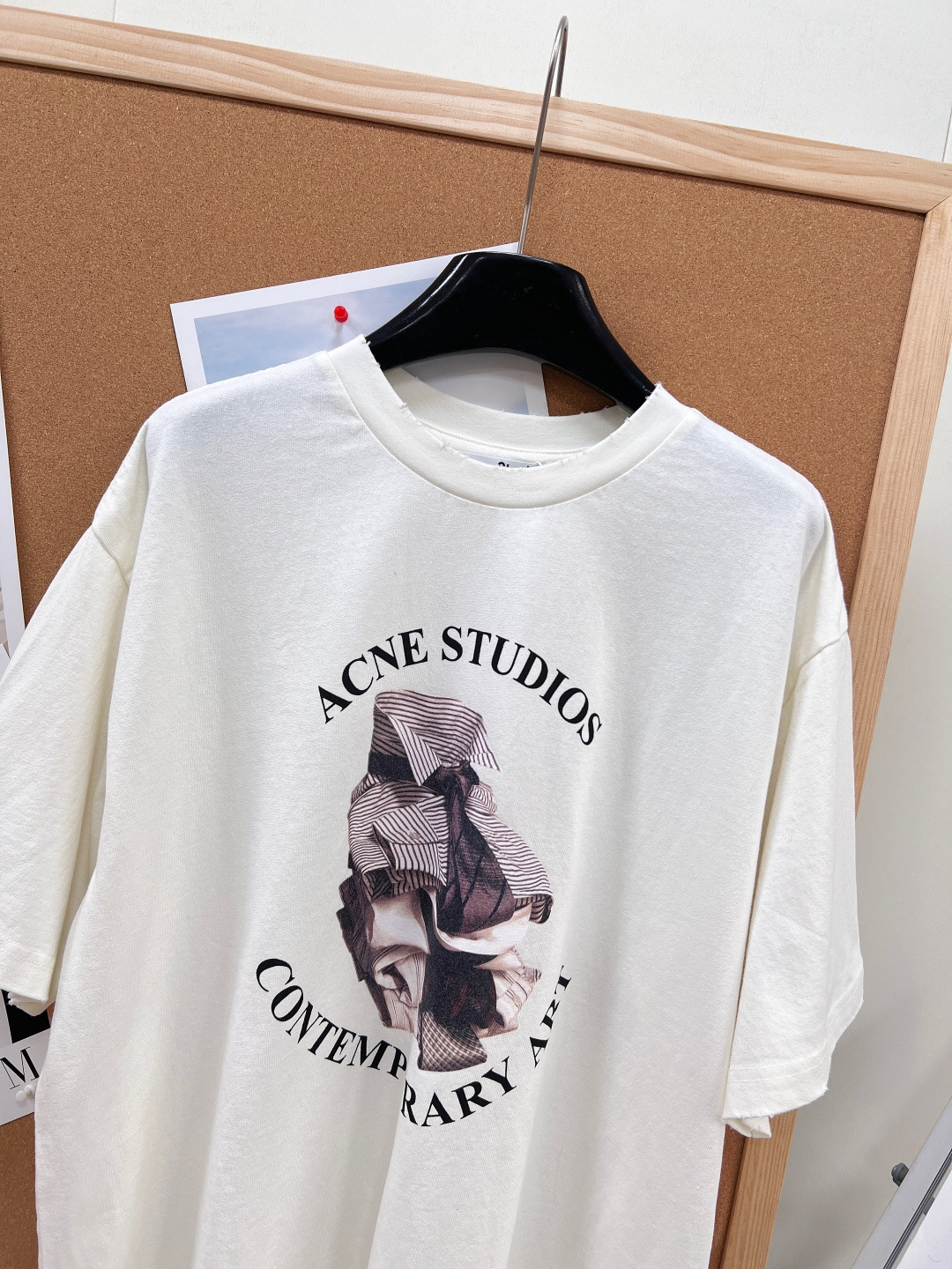 🆕 Acne Studios Contemporary Art T恤 ， 这是一件来自瑞典设计师品牌 A
