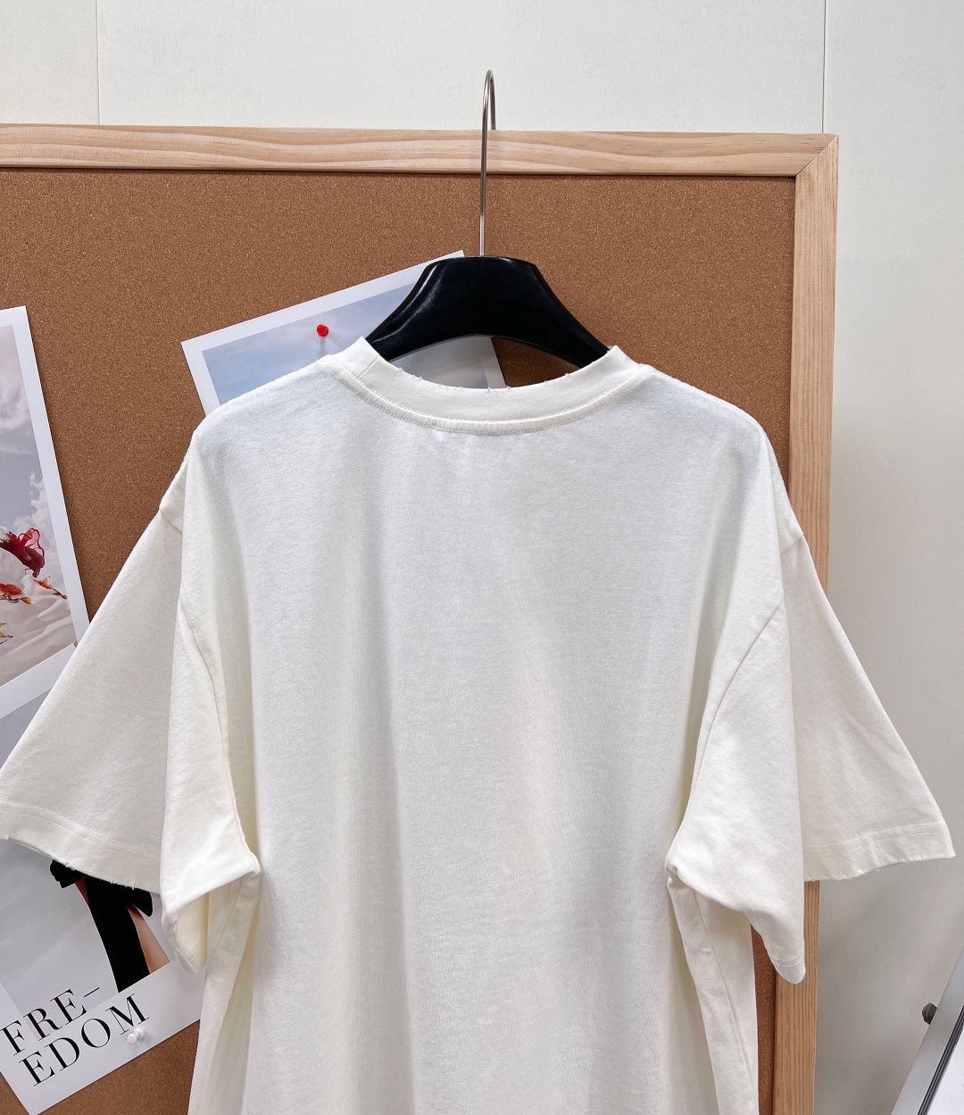 🆕 Acne Studios Contemporary Art T恤 ， 这是一件来自瑞典设计师品牌 A