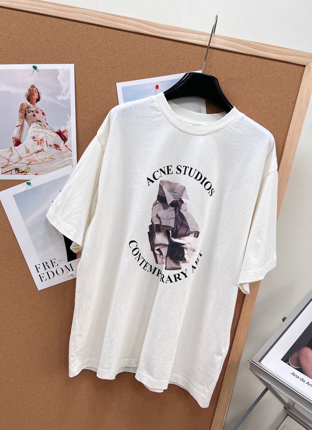 🆕 Acne Studios Contemporary Art T恤 ， 这是一件来自瑞典设计师品牌 A