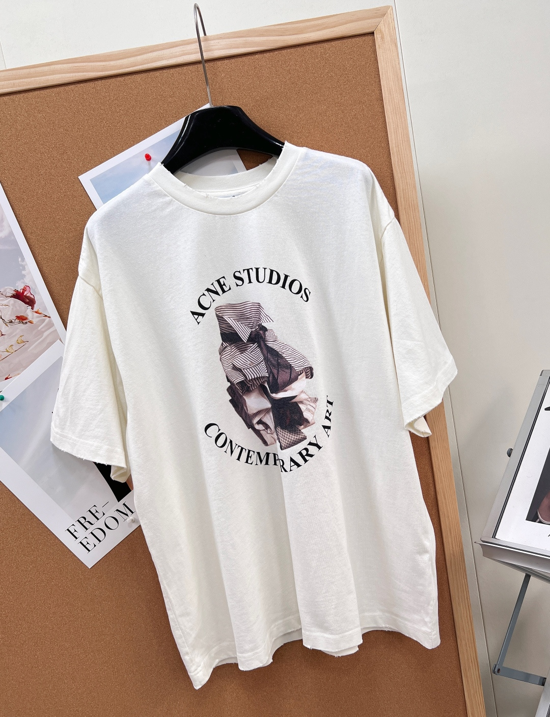 🆕 Acne Studios Contemporary Art T恤 ， 这是一件来自瑞典设计师品牌 A