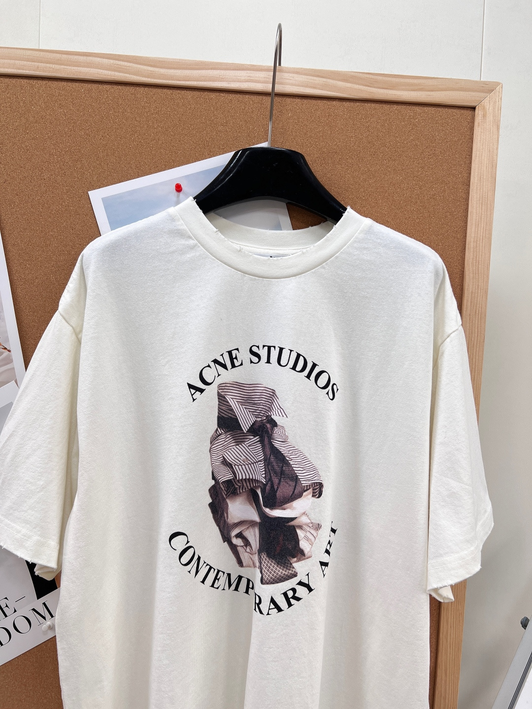 🆕 Acne Studios Contemporary Art T恤 ， 这是一件来自瑞典设计师品牌 A