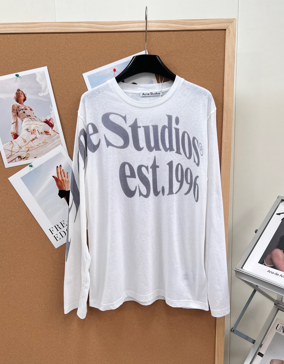 NO:799034,ACNE STUDIO 1996 distressed lettering long-sleeved T-shirt Acne Studios created this iconic long-sleeved T-shirt inspired by the brand's founding year '1996'. It continues the brand's Nordic minimalist design aesthetics and has become a timeless classic item in the wardrobe. The Nordic minimalist relaxation is welded to the body. The iconic 1996 retro letter print is presented with an aged wash process and comes with a time-sensitive filter. It is Acne's iconic brand language and is highly recognizable at a glance.  Loose shoulder + oversize version, lazy and casual, not picky about body shape, super friendly to all body shapes, easy to create a casual and relaxed look. Made of lightweight organic cotton and linen fiber blended jersey as the base, the fabric has irregular texture, breathable and skin-friendly. Available in haze blue/pure white. Haze blue has a cool atmosphere. Pure white is clean and refreshing, making it easy to control various dressing styles.  From daily outings to commuting to the workplace, from layering to single wear, one piece unlocks N types of outfits. It is a must-have for Nordic style girls’ wardrobes, and the classics will never go out of style. The distressed retro letter print has a sweet and cool feel, and the oversized version can directly create a lazy and relaxed feeling. The washed and aged craftsmanship has a soft and waxy feel, and the taste becomes more worn over time, creating a casual and lazy street feel, and easily creating a fashionable look.  The old and retro letter print, with its own age-like filter, is Acne's iconic brand language. It is low-key and high-end, without deliberately showing off, and has full aura. The loose oversize version is lazy and casual. It can be worn with a suit or a windbreaker to create a smart and elegant workplace look. Wear it alone with suit pants or skirts, and it can also be refreshing and fashionable when commuting. Complete with three standards, great deal!  Size sml code,acne studios,dior,versace,skirts,tees,t-shirt,business suit,19860909ACNE STUDIO 1996做旧字母长袖T恤 Acne Studios以品牌创立年份「1996」为灵感,打造这件标志性长袖T恤,延续品牌北欧极简的设计美学,成为衣橱里永不过时的经典单品. 把北欧极简松弛感焊在身上 标志性1996复古字母印花,以做旧水洗工艺呈现,自带岁月感滤镜,是Acne标志性的品牌语言,一眼就懂的高级辨识度. 宽松落肩+oversize版型,慵懒随性,不挑身材,对各种身形都超友好,轻松打造随性松弛的穿搭感. 以轻质有机棉麻纤维混纺平纹针织为基底,面料自带不规则肌理感透气亲肤 雾霾蓝/纯白两色可选雾霾蓝自带清冷氛围感纯白干净清爽,轻松驾驭各种穿搭风格 从日常出街到通勤职场,从叠穿到单穿,一件解锁N种穿搭,北欧风女孩的衣橱刚需,经典永不过时. 做旧复古字母印花,甜酷感拉满,oversize版型直接拿捏慵懒松弛感. 水洗做旧工艺,手感软糯,越穿越有味道, 打造随性慵懒的街头感,轻松打造时髦造型. 做旧复古的字母印花,自带岁月感滤镜,是Acne标志性的品牌语言,低调又高级,不用刻意张扬,气场全开. 宽松oversize版型,慵懒随性,内搭西装、风衣,打造干练优雅的职场造型,单穿搭配西装裤、半裙,通勤也能清爽时髦.三标齐全,大货出！ 尺码sml 编码,,acne studios,dior,versace,skirts,tees，t-shirt,business suit,,Women's clothing