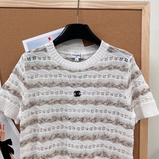 🆕CHANEL2026新款夏季高定香系条纹镂空针织短袖,延续26秀场法式基因,米白基底邂逅咖色麻花织带, 🆕CHANEL2026新款夏季高定香系条纹镂空针织短袖,延续26秀场法式基因,米白基底邂逅咖色麻花织带,