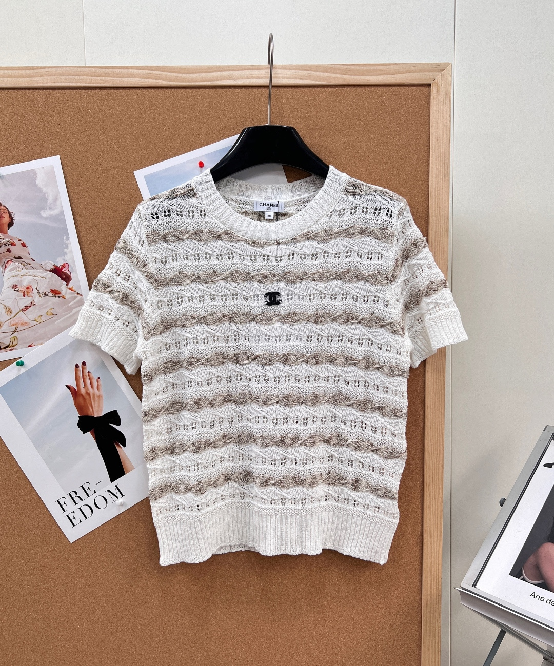 NO:799031,CHANEL2026 new summer haute couture striped hollow knitted short-sleeves continue the French genes of the 26th show. The off-white base meets brown twist webbing, and the classic stripes reshape the relaxed aesthetics of summer. The breathable texture and finely crafted hollow stitching are breathable and not sweaty, and bring a cool breeze. The noble details of the double C logo on the chest are low-key, soft and skin-friendly, and full of texture.  The gold-style short cut accurately raises the waistline and neatly modifies the body proportions. It is intellectually elegant for commuting, and lazy and noble for dating. It is a must-have for the C position in the spring and summer wardrobe. The upper body is relaxed and the beauty has all three standards of beauty. It is a big deal!  Size sml,,chanel,T-shirt,gold,19860909CHANEL2026新款夏季高定香系条纹镂空针织短袖,延续26秀场法式基因,米白基底邂逅咖色麻花织带,经典条纹重塑夏日松弛美学. 呼吸感肌理精工镂空针法,透气不闷汗,自带清风凉意 显贵气细节胸前双C标识低调压阵,软糯亲肤触感,质感拉满 黄金版型短款剪裁精准拉高腰线,利落修饰身型比例 通勤穿是知性优雅,约会是慵懒贵气,春夏衣橱C位刚需,上身就是松弛感美人本美三标齐全,大货出！ 尺码sml 编,,chanel,T-shirt,gold,,Women's clothing