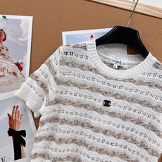 🆕CHANEL2026新款夏季高定香系条纹镂空针织短袖,延续26秀场法式基因,米白基底邂逅咖色麻花织带, 🆕CHANEL2026新款夏季高定香系条纹镂空针织短袖,延续26秀场法式基因,米白基底邂逅咖色麻花织带,