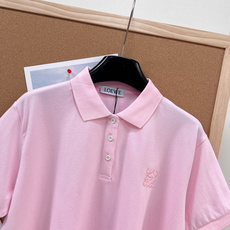 🆕LOEWE新款刺绣Logo Polo衫 |,棉质珠地布打造,透气不闷汗,日常好穿又高级✨经典翻领设计藏 🆕LOEWE新款刺绣Logo Polo衫 |,棉质珠地布打造,透气不闷汗,日常好穿又高级✨经典翻领设计藏