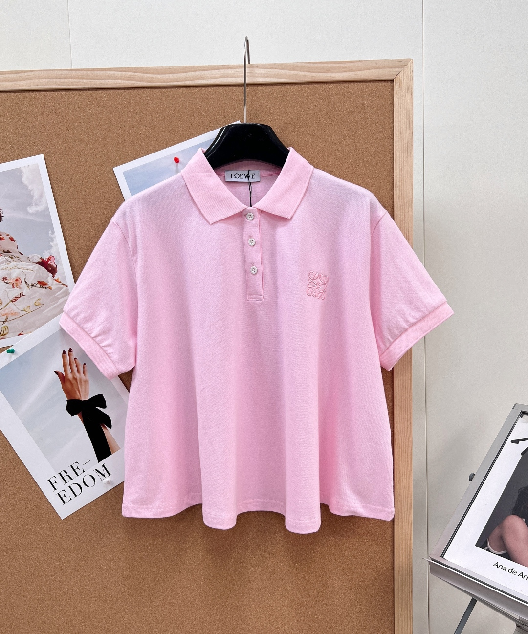 NO:799025,LOEWE's new embroidered Logo Polo shirt |, made of cotton pique, breathable and not sweaty, easy to wear and high-end every day. The classic lapel design hides a hidden trick - ribbed knitted collar, which makes you look slim and textured; the Anagram embroidered Logo on the chest shows the brand style in a low-key way, and the details are ecstatic~  The regular version is not fussy, it is refreshing and neat when worn alone, and can be worn in layers to suit various styles. Paired with jeans, it gives a boyish look, and paired with a skirt, it is more gentle, and it can easily capture the spring and summer atmosphere. Whether it is commuting, dating or traveling, one piece can support the fashion. It is a proper 'savior of lazy people's outfits', and it is a wardrobe staple that is worth buying!  Complete three standards, three colors, size sml, loewe, skirts, jeans,19860909LOEWE新款刺绣Logo Polo衫 |,棉质珠地布打造,透气不闷汗,日常好穿又高级 经典翻领设计藏着小心机——罗纹针织领,显瘦又有质感；胸前Anagram刺绣Logo,低调彰显品牌格调,细节控狂喜~ 常规版型不挑人,单穿清爽利落,叠穿也能适配各种风格.搭牛仔裤是少年感拉满,配半身裙又多份温柔,轻松拿捏春夏氛围感 不管是通勤、约会还是出游,一件就能撑起时髦度,妥妥的“懒人穿搭救星”,入手不亏的 wardrobe staple ！三标齐全3色出 尺码sml 编,,loewe,skirts,jeans,,Women's clothing