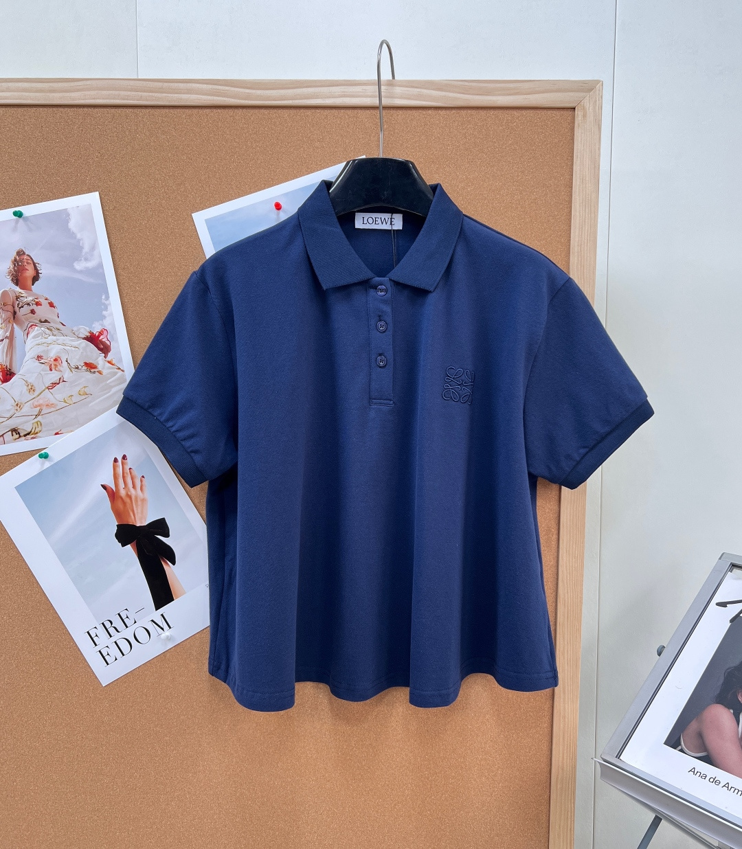 NO:799048,LOEWE's new embroidered Logo Polo shirt |, made of cotton pique, breathable and not sweaty, easy to wear and high-end every day. The classic lapel design hides a hidden trick - ribbed knitted collar, which makes you look slim and textured; the Anagram embroidered Logo on the chest shows the brand style in a low-key way, and the details are ecstatic~  The regular version is not fussy, it is refreshing and neat when worn alone, and can be worn in layers to suit various styles. Paired with jeans, it gives a boyish look, and paired with a skirt, it is more gentle, and it can easily capture the spring and summer atmosphere. Whether it is commuting, dating or traveling, one piece can support the fashion. It is a proper 'savior of lazy people's outfits', and it is a wardrobe staple that is worth buying!  Complete three standards, three colors, size sml, loewe, skirts, jeans,19860909LOEWE新款刺绣Logo Polo衫 |,棉质珠地布打造,透气不闷汗,日常好穿又高级 经典翻领设计藏着小心机——罗纹针织领,显瘦又有质感；胸前Anagram刺绣Logo,低调彰显品牌格调,细节控狂喜~ 常规版型不挑人,单穿清爽利落,叠穿也能适配各种风格.搭牛仔裤是少年感拉满,配半身裙又多份温柔,轻松拿捏春夏氛围感 不管是通勤、约会还是出游,一件就能撑起时髦度,妥妥的“懒人穿搭救星”,入手不亏的 wardrobe staple ！三标齐全3色出 尺码sml 编,,loewe,skirts,jeans,,Women's clothing