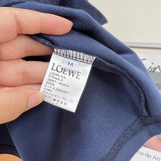 🆕LOEWE新款刺绣Logo Polo衫 |,棉质珠地布打造,透气不闷汗,日常好穿又高级✨经典翻领设计藏 🆕LOEWE新款刺绣Logo Polo衫 |,棉质珠地布打造,透气不闷汗,日常好穿又高级✨经典翻领设计藏