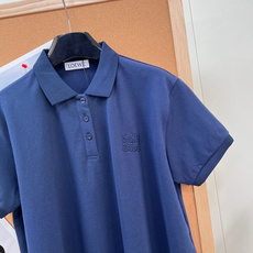 🆕LOEWE新款刺绣Logo Polo衫 |,棉质珠地布打造,透气不闷汗,日常好穿又高级✨经典翻领设计藏 🆕LOEWE新款刺绣Logo Polo衫 |,棉质珠地布打造,透气不闷汗,日常好穿又高级✨经典翻领设计藏
