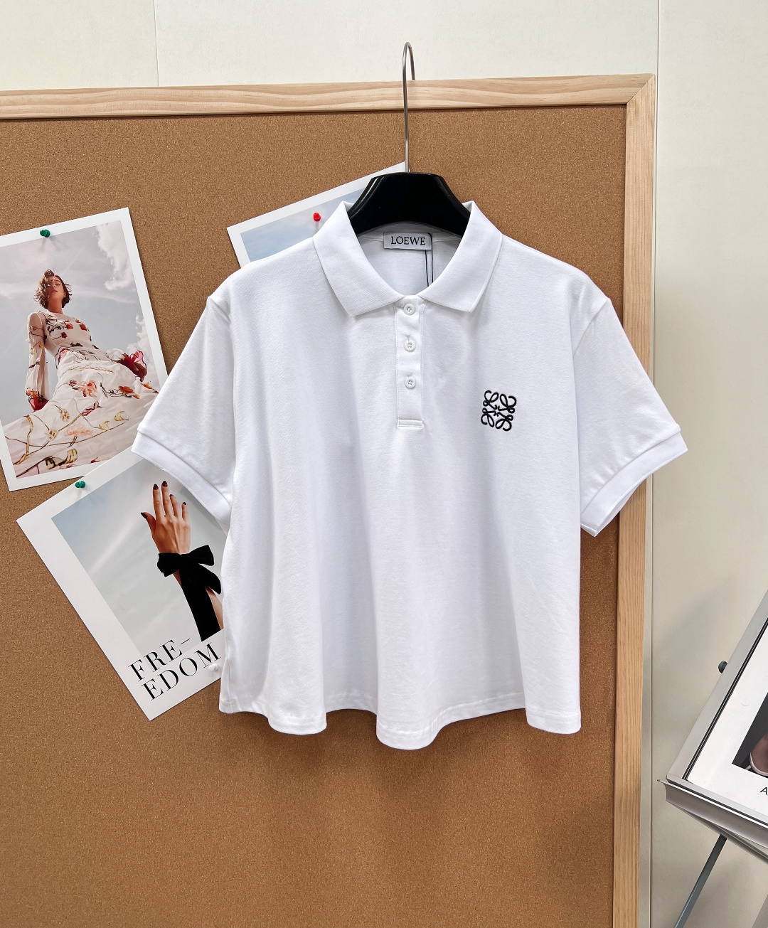 NO:799042,LOEWE's new embroidered Logo Polo shirt |, made of cotton pique, breathable and not sweaty, easy to wear and high-end every day. The classic lapel design hides a hidden trick - ribbed knitted collar, which makes you look slim and textured; the Anagram embroidered Logo on the chest shows the brand style in a low-key way, and the details are ecstatic~  The regular version is not fussy, it is refreshing and neat when worn alone, and can be worn in layers to suit various styles. Paired with jeans, it gives a boyish look, and paired with a skirt, it is more gentle, and it can easily capture the spring and summer atmosphere. Whether it is commuting, dating or traveling, one piece can support the fashion. It is a proper 'savior of lazy people's outfits', and it is a wardrobe staple that is worth buying!  Complete three standards, three colors, size, sml code, loewe, skirts, jeans,19860909LOEWE新款刺绣Logo Polo衫 |,棉质珠地布打造,透气不闷汗,日常好穿又高级 经典翻领设计藏着小心机——罗纹针织领,显瘦又有质感；胸前Anagram刺绣Logo,低调彰显品牌格调,细节控狂喜~ 常规版型不挑人,单穿清爽利落,叠穿也能适配各种风格.搭牛仔裤是少年感拉满,配半身裙又多份温柔,轻松拿捏春夏氛围感 不管是通勤、约会还是出游,一件就能撑起时髦度,妥妥的“懒人穿搭救星”,入手不亏的 wardrobe staple ！三标齐全3色出 尺码sml 编码,,loewe,skirts,jeans,,Women's clothing