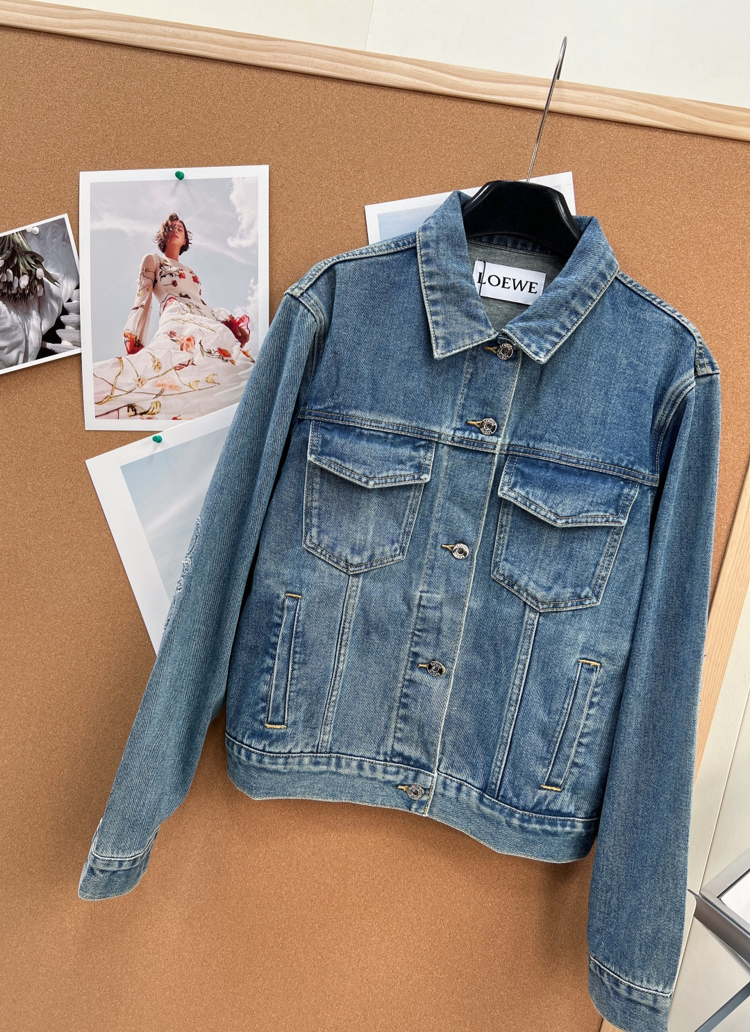 🆕LOEWE罗意威镂空贴补绣花LOGO女士牛仔夹，把松弛感与高级感焊在身上的春日神款，闭眼入不踩雷！- 