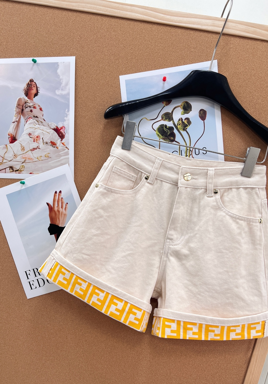 🆕Fendi26春夏新品系列,时髦高级渐变印花卷边牛仔短裤|||,上身藏肉又显瘦 任何腿型都能轻松驾驭 🆕Fendi26春夏新品系列,时髦高级渐变印花卷边牛仔短裤|||,上身藏肉又显瘦 任何腿型都能轻松驾驭