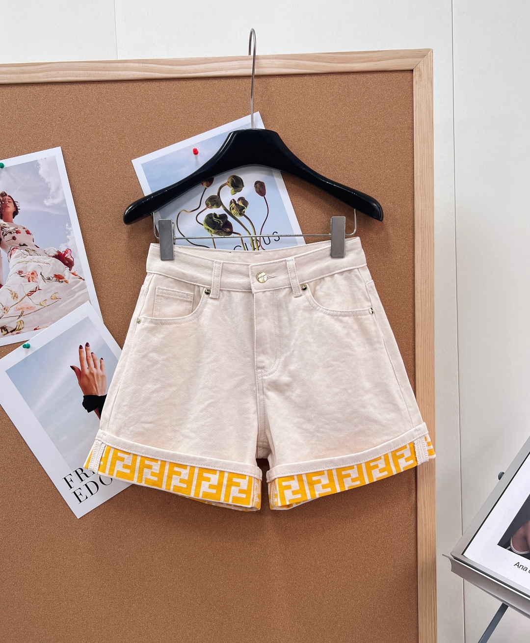 NO:799466,Fendi26 new spring and summer series, fashionable advanced gradient printed rolled hem denim shorts|||, the upper body hides the flesh and looks slimmer. It can be easily controlled by any leg shape. The gradient washing process creates a sense of layering. Fashionable and trendy for spring and summer travel. Customized inner printed presbyopic FF letter denim fabric, rolled hem design, customized leather brand. A set of trousers and shorts!  All three standards are complete, and the goods will be shipped in large quantities!  size sml code,,fendi,shorts,19860909Fendi26春夏新品系列,时髦高级渐变印花卷边牛仔短裤|||,上身藏肉又显瘦 任何腿型都能轻松驾驭 渐变的洗水工艺打造出层次感 春夏出游搭配时髦又潮流 定制内印花老花FF字母牛仔面料,卷边设计,定制皮牌 长裤短裤一套！三标齐全,大货出！ 尺码sml 编码,,fendi,shorts,,Women's clothing