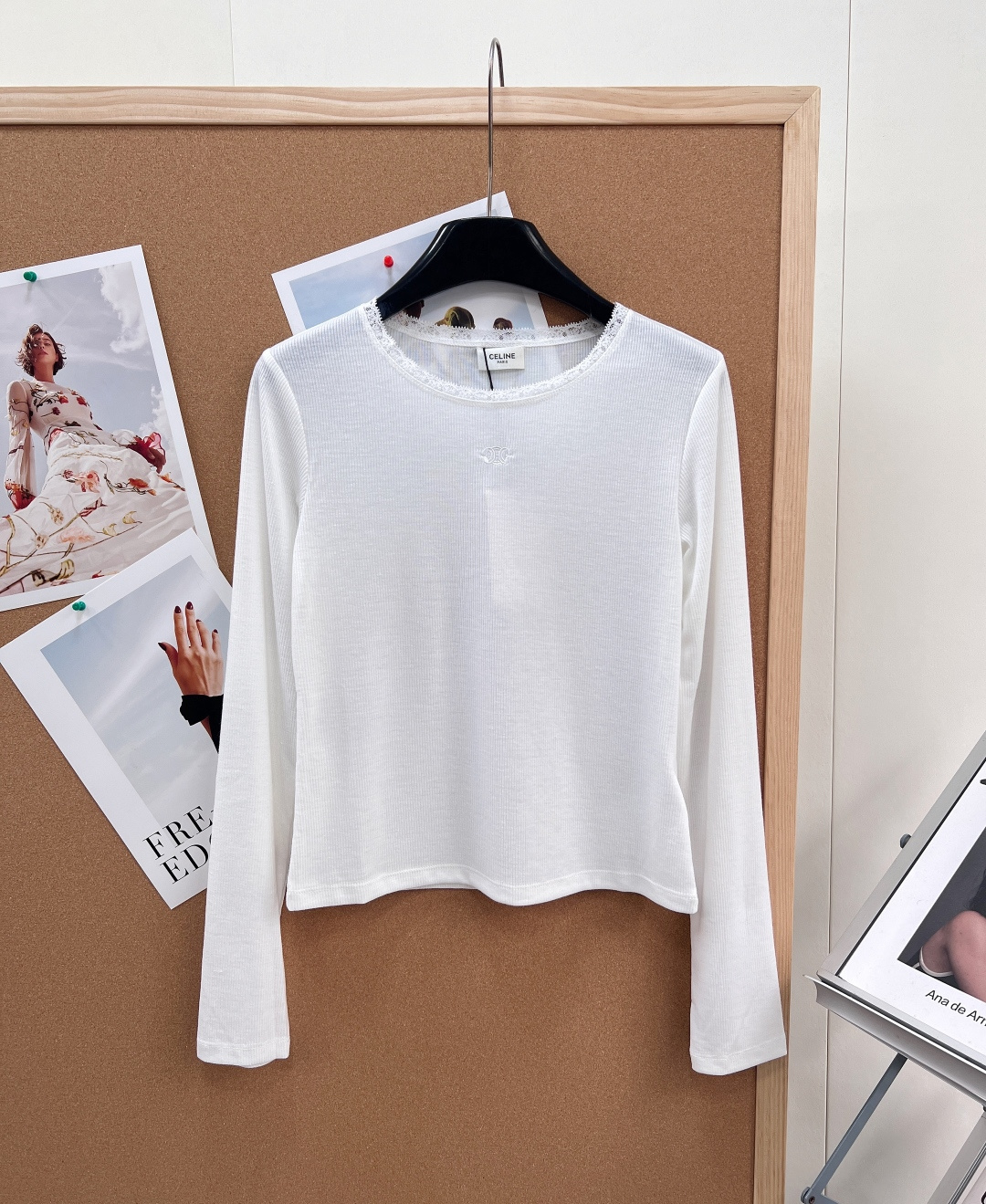 NO:799463,Celine2025 spring and summer Arc de Triomphe lace long-sleeved T-shirt, an irresistible one, the white embroidered lace Arc de Triomphe loho is so beautiful, this white long T-shirt is pure desire, simple yet exquisite, pure white main color, gentle and versatile, whether it is paired with jeans or a skirt  , can easily grasp the sense of fashion, the small lace design at the neckline adds a bit of playfulness, and can inadvertently show a unique charm, the delicate lace, exquisite and romantic, revealing a little sexy, can be worn alone or as a base, complete with three standards, shipped in large quantities, sizes sml, celine, skirts, jeans, tees, t-shirt,19860909Celine2025春夏凯旋门花边长袖T恤,难以抗拒的一款,白色绣花花边凯旋门loho美爆了,这件白色长T恤是纯欲天花板吧,简约又不失精致,纯白色的主色调,温柔又百搭,无论是搭配牛仔裤还是半身裙 ,都能轻松拿捏时尚感,领口处的小花边设计,增添了几分俏皮感,不经意间就能展现出独特的小心机,细腻的蕾丝花边,精致又浪漫,若隐若现间透露着小性感,单穿或者作为打底都可以,三标齐全,大货出 尺码sml 编,,celine,skirts,jeans,tees，t-shirt,,Women's clothing
