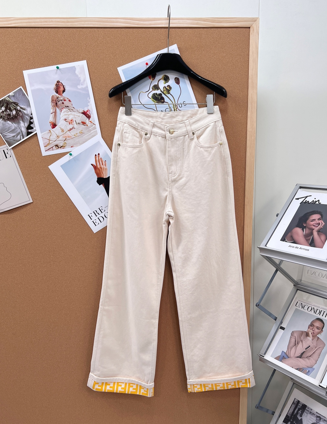 NO:799953,FendiFW26 spring and summer series new fashionable high-end apricot hem printed rolled hem jeans |||, the upper body hides the flesh and looks slim. It can be easily controlled by any leg shape. Common washing and solid color technology creates a sense of layering. The fabric is neither thick nor thin, perfect for spring outings and commuting in all seasons. It is fashionable and trendy to match casually. Customized inner printed denim fabric, can be rolled, manually detachable straight design, customized leather brand GW same style, a set of trousers and shorts!  All three standards are complete, and the goods will be shipped in large quantities!  size sml code,,fendi,shorts,jeans,19860909FendiFW26春夏系列新款时髦高级杏色裤脚印花卷边牛仔裤|||,上身藏肉又显瘦 任何腿型都能轻松驾驭 普洗固色工艺打造出层次感 不厚不薄面料,春游四季通勤款再适合不过,随意搭配时髦又潮流 定制内印花牛仔面料,可卷边,可手动拆卸直筒设计,定制皮牌 GW同款,长裤短裤一套！三标齐全,大货出！ 尺码sml 编码,,fendi,shorts,jeans,,Women's clothing