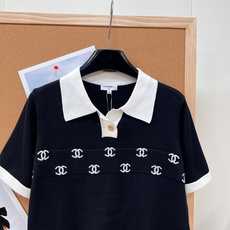 🆕Chanel 26夏季新款双C提花针织Polo领短袖 。- 衣身标志性双C提花,一眼识别香奈儿基因,是 🆕Chanel 26夏季新款双C提花针织Polo领短袖 。- 衣身标志性双C提花,一眼识别香奈儿基因,是