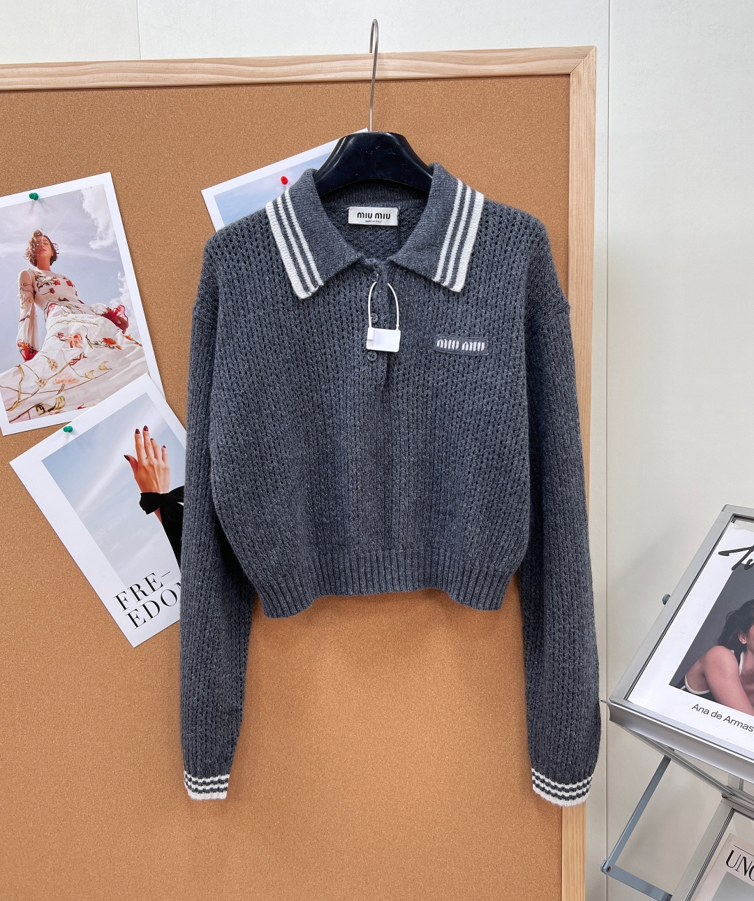 🆕MIUMIU 徽标字母翻领羊绒针织毛衣，少女感天花板，溢出屏幕的青春活力少女感，叠穿也是 yyds，看