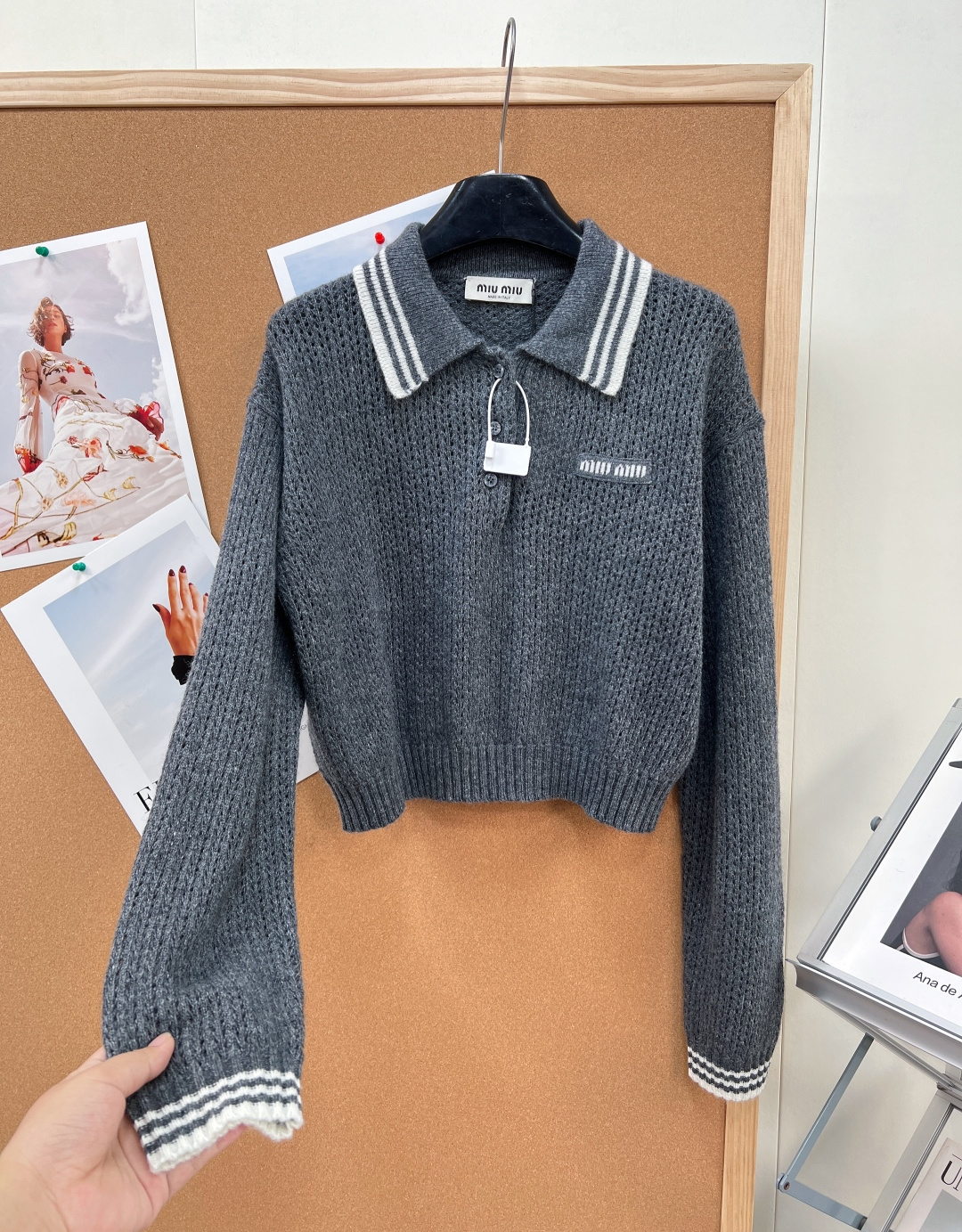 🆕MIUMIU 徽标字母翻领羊绒针织毛衣，少女感天花板，溢出屏幕的青春活力少女感，叠穿也是 yyds，看