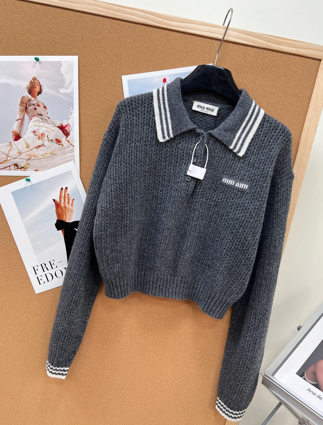 🆕MIUMIU 徽标字母翻领羊绒针织毛衣，少女感天花板，溢出屏幕的青春活力少女感，叠穿也是 yyds，看