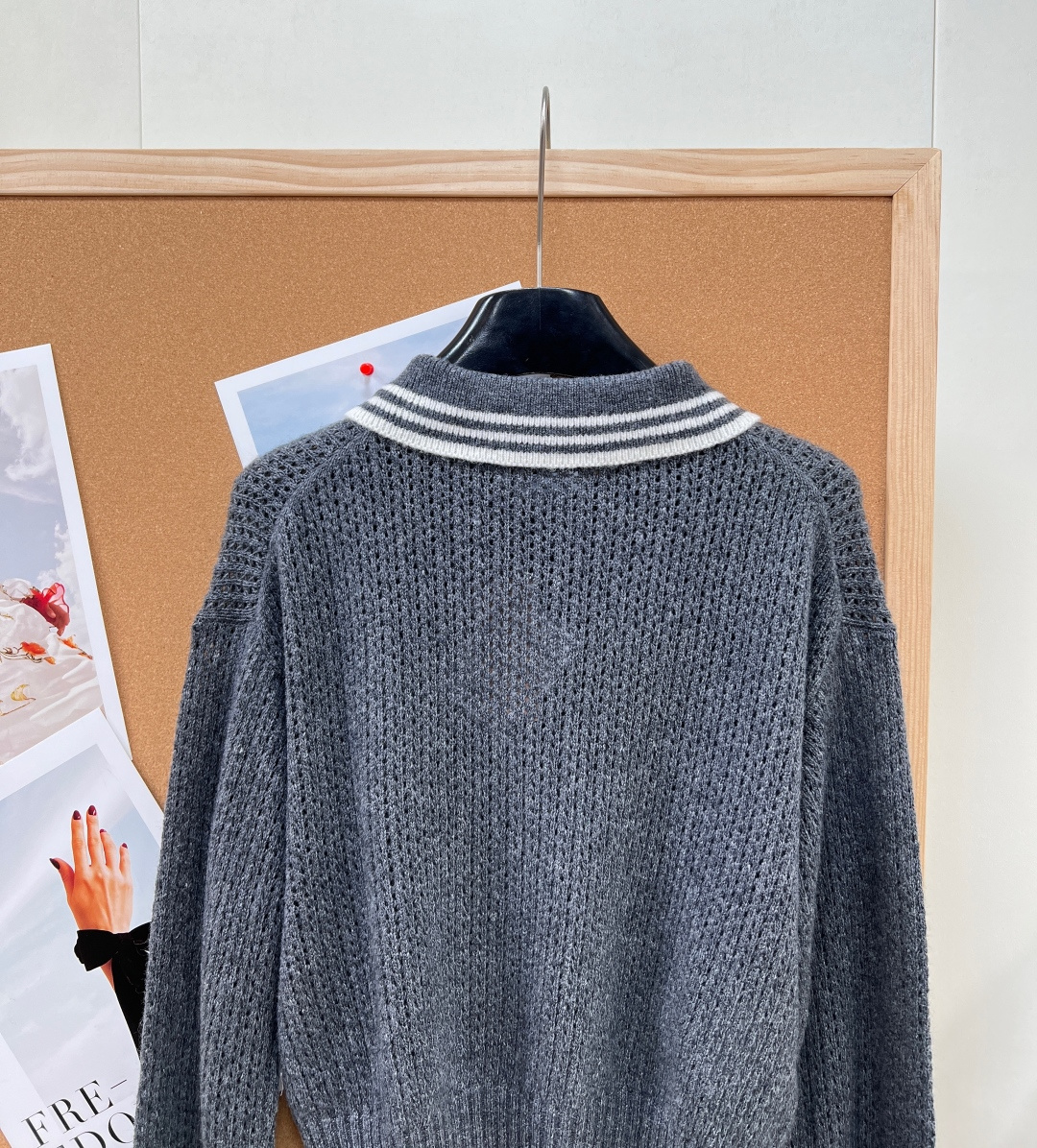 🆕MIUMIU 徽标字母翻领羊绒针织毛衣，少女感天花板，溢出屏幕的青春活力少女感，叠穿也是 yyds，看