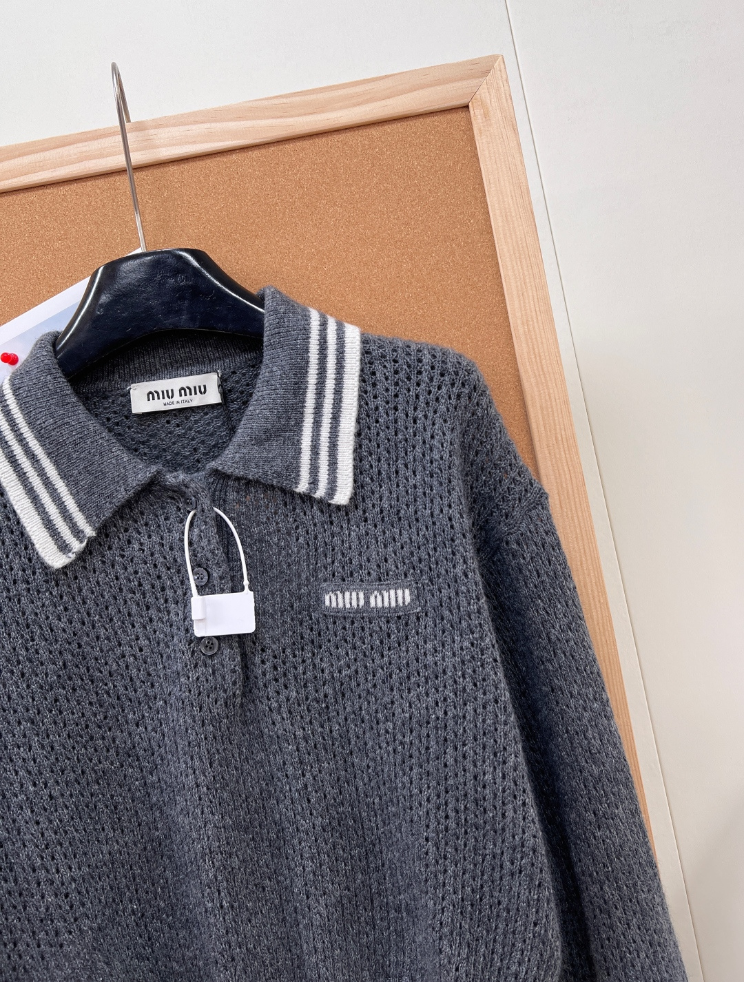 🆕MIUMIU 徽标字母翻领羊绒针织毛衣，少女感天花板，溢出屏幕的青春活力少女感，叠穿也是 yyds，看
