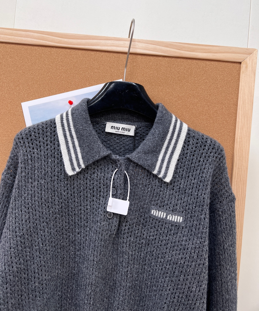 🆕MIUMIU 徽标字母翻领羊绒针织毛衣，少女感天花板，溢出屏幕的青春活力少女感，叠穿也是 yyds，看
